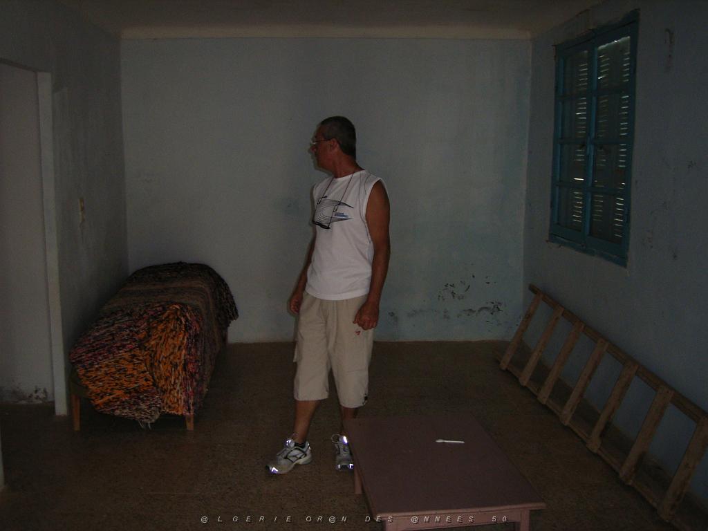 129-ORAN-Juin06-Cap carbon, Richard a l'interieur du cabanon.jpg - Unicode